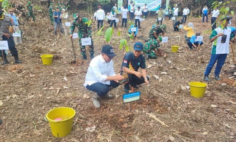 Pemerintah Kota Samarinda bersama PT United Tractors serta sejumlah instansi lintas sektor menggelar kegiatan penanaman ratusan pohon di Taman Kehati(12/11/2025). Foto:Ist