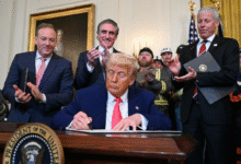 Trump menunjukkan tanda tangan yang dibubuhkan dirinya pada RUU yang mengakhiri shutdown pemerintah AS. Foto:Ist