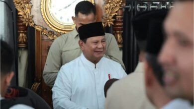 Presiden Prabowo Subianto usai melaksanakan salat Idulfitri bersama masyarakat di Masjid Darussalam