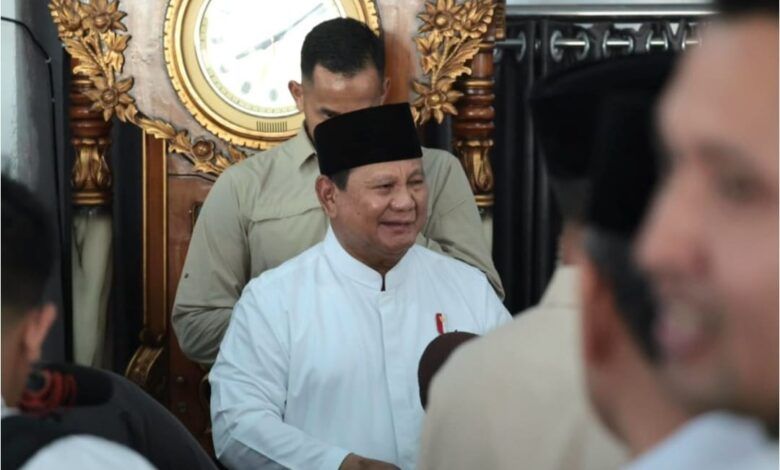 Presiden Prabowo Subianto usai melaksanakan salat Idulfitri bersama masyarakat di Masjid Darussalam